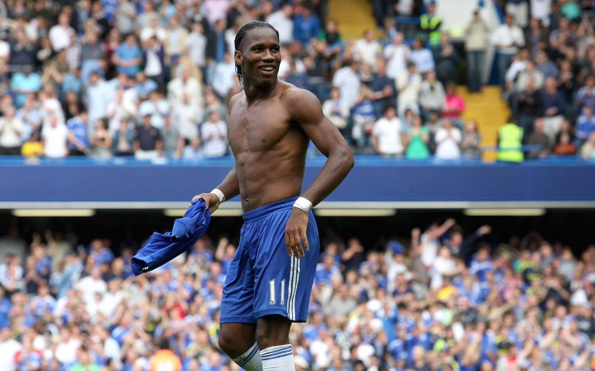 法国足球联赛中场激战，场上火药味十足，法国队中场