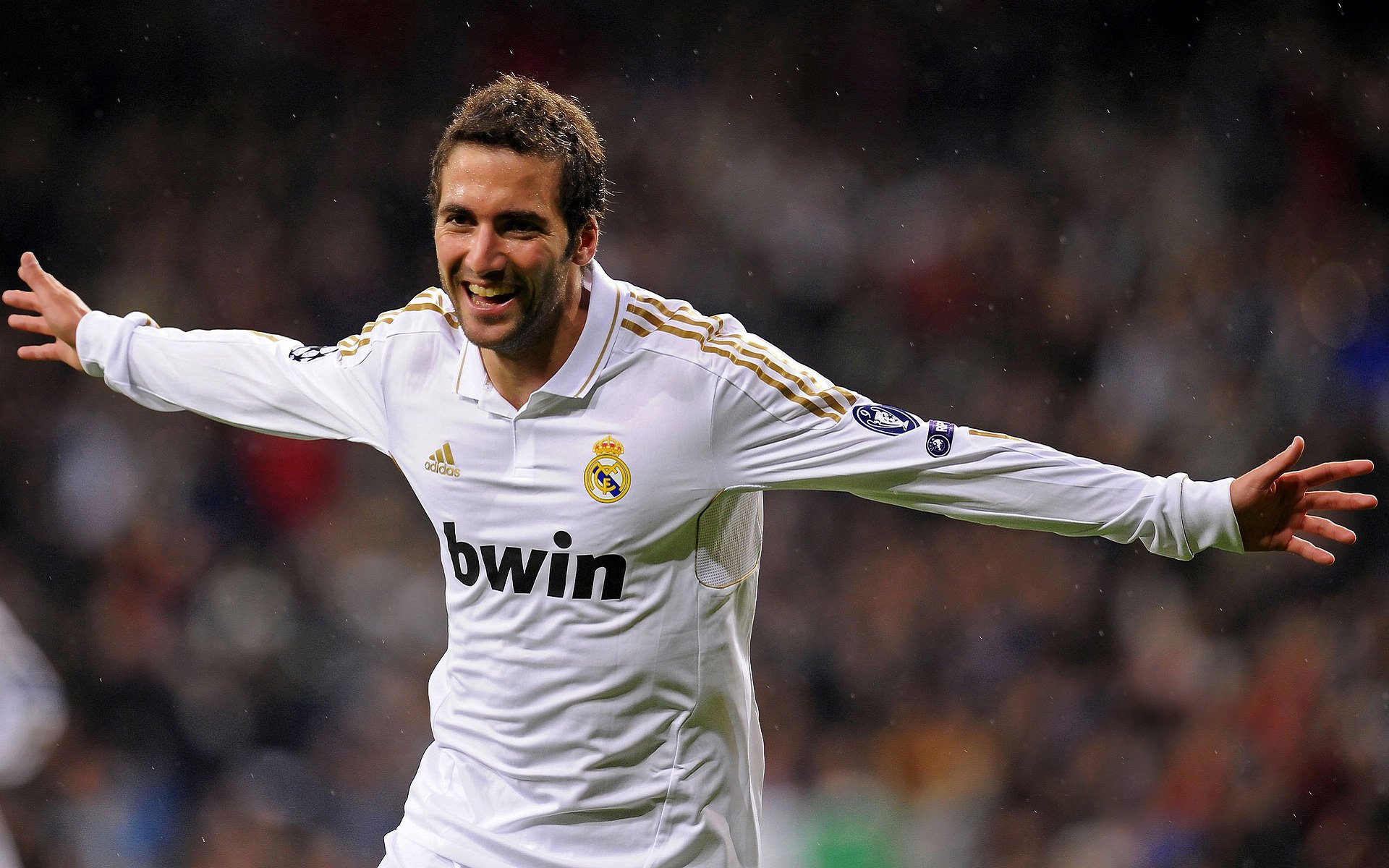 瓦伦西亚逆转胜出，客场击败罗马，瓦伦西亚足球